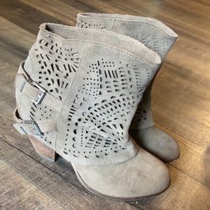 Naughty Monkey - Lyrics Bootie